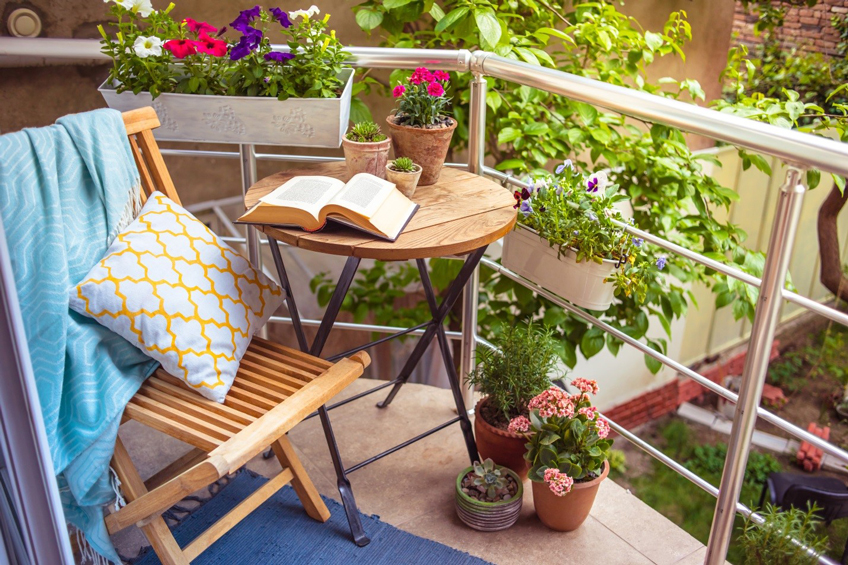 10 Décor Ideas for Your Balcony That Make It Cozy & Comfy